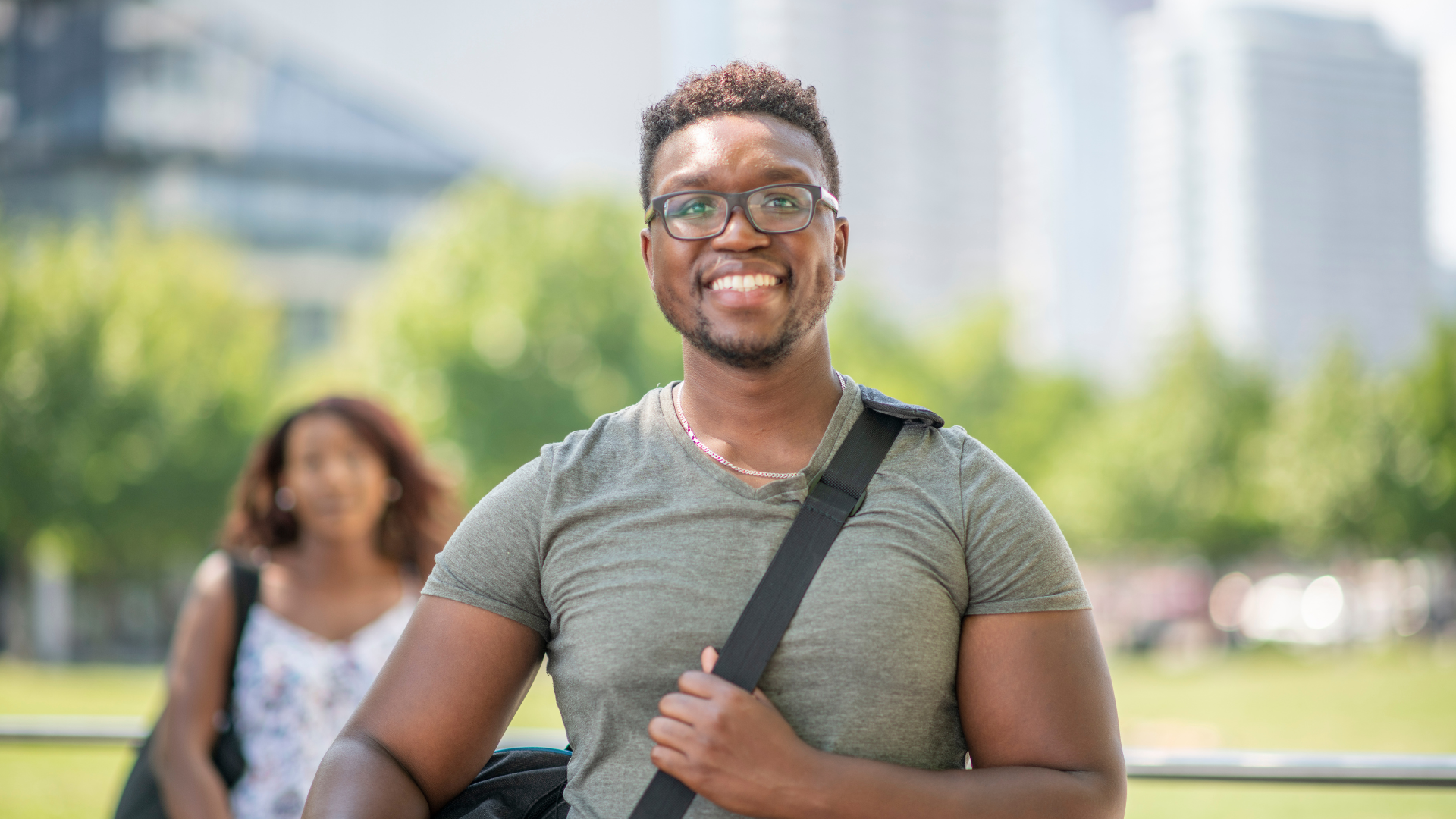 Image pour mettre en avant le Compte individuel de Wages Togo d'un jeune homme souriant